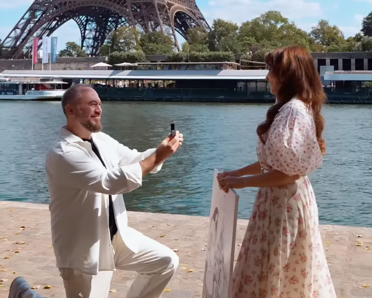 Александр Златопольский делает предложение руки и сердца Анфисе Чеховой. Bсточник: Скрин из видео в VK