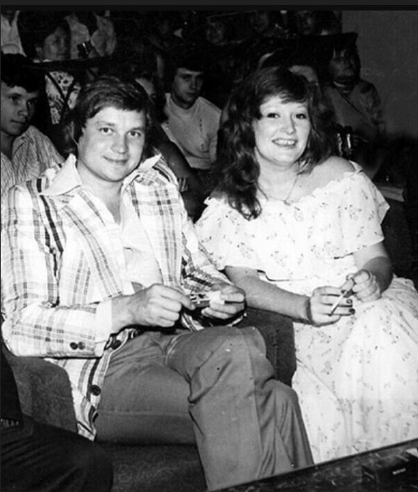 Александр Стефанович (режиссёр, и муж (на тот момент) Аллы Борисовны) и Алла Пугачёва