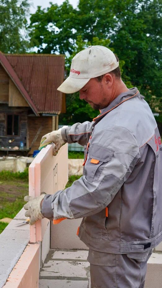 Фото с объекта Интел Групп: монтаж плит Пеноплэкс для утепления зоны перекрытия, чтобы исключить мостики холода