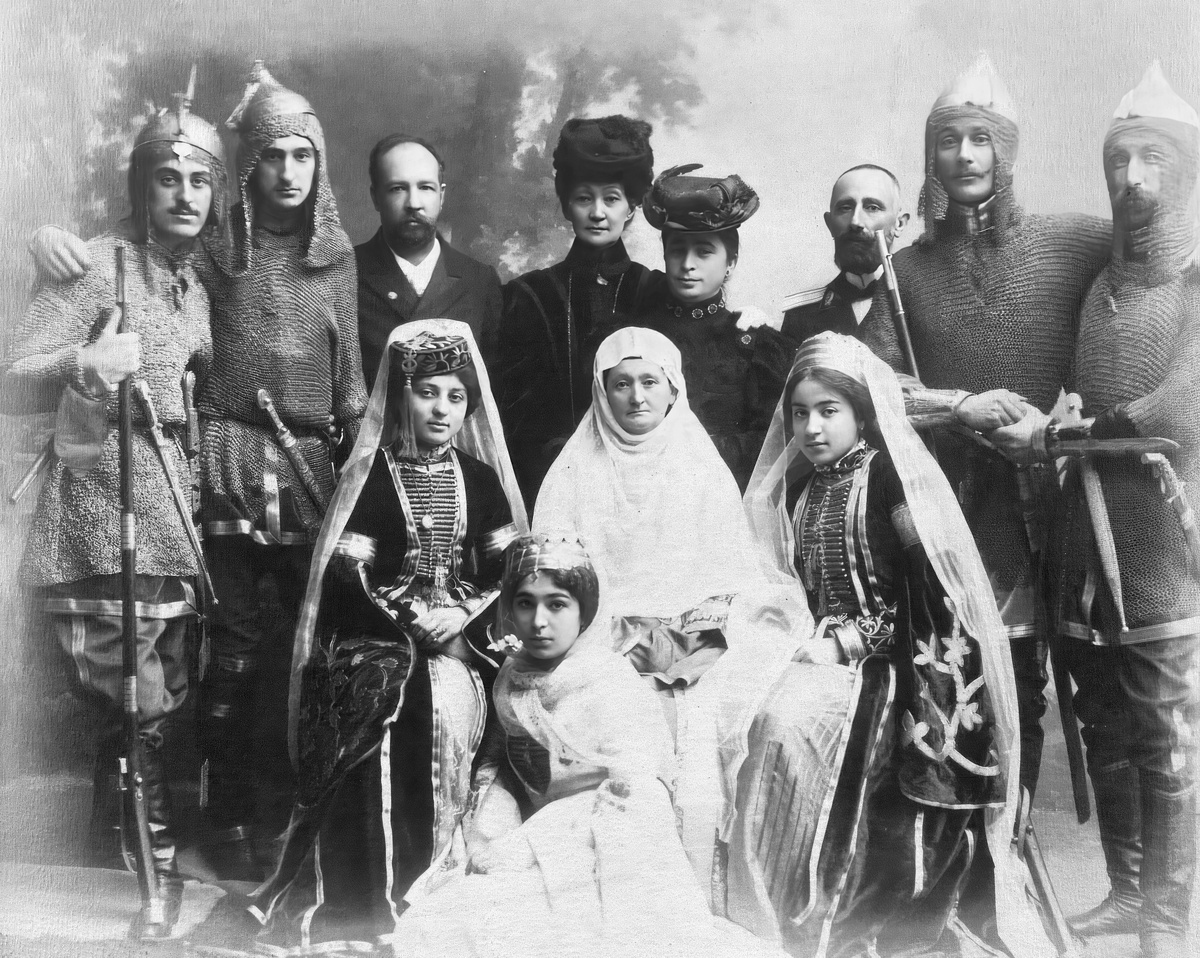 18 января 1908 г. в Екатеринодаре прошло представление спектакля "Живые картины", охватывающие различные стороны жизни и быта адыгов, декорации были вышиты на шелке. Мужчины - воины, были одеты в средневековые кольчуги, вооружены старинными адыгскими ружьями, саблями и кинжалами; женщины в национальных платьях "сае".