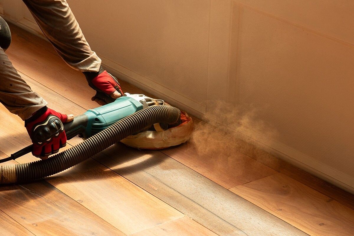 Работайте в защитных перчатках, а на голову наденьте одноразовую шапочку. Источник: dion_art / Shutterstock / FOTODOM📷
