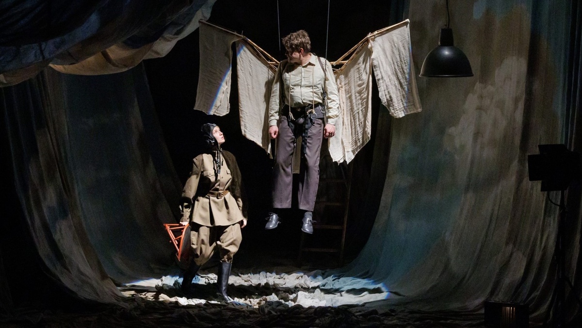 Сцена из спектакля "Все наши дни рождения", фото СТИ