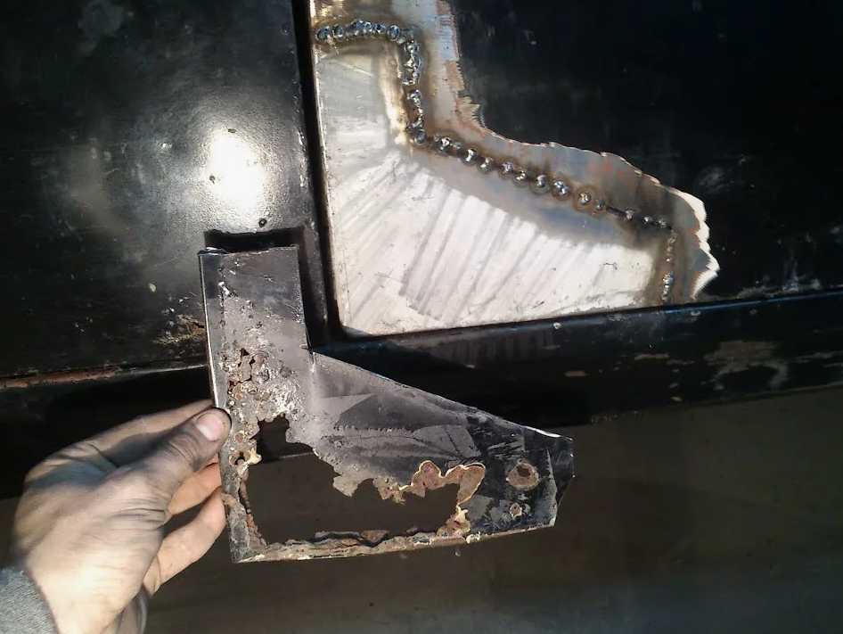 Вместо прогнившего участка вварили заплатку