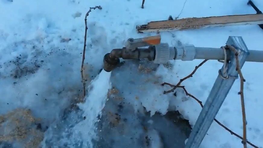 Монтирую зимний водопровод по новой схеме до холодов. Вода течет всю зиму без подогрева