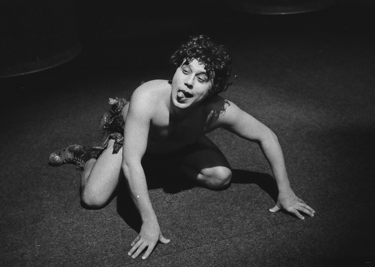 Пэк - Михаил Докин. Сцена из спектакля "Сон в летнюю ночь", 1996 год.