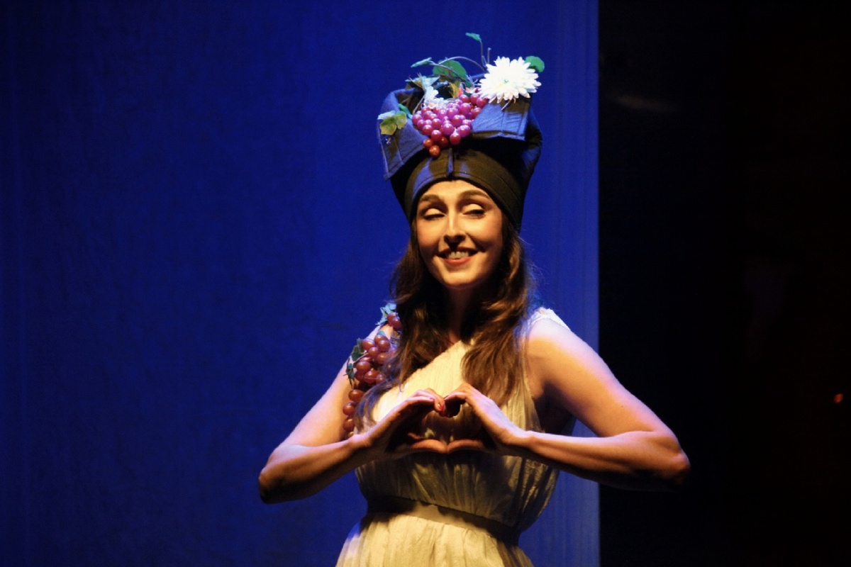 Гермия - Любовь Ярлыкова. Сцена из спектакля "Сон в летнюю ночь",