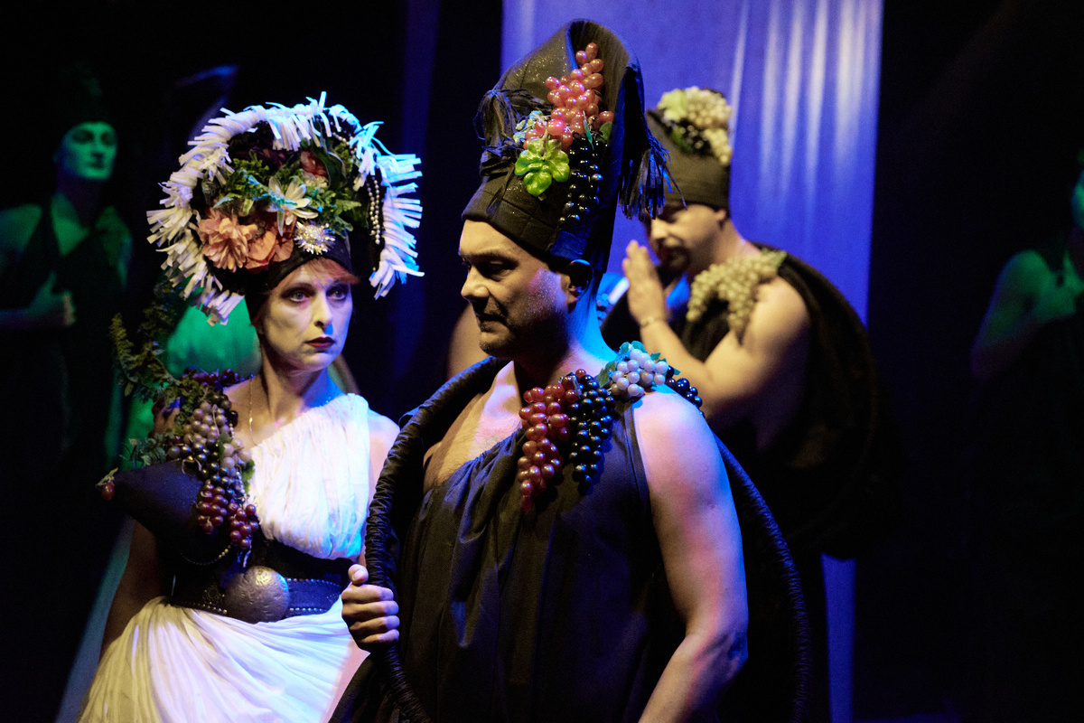 Тезей-Денис Нагретдинов, Ипполита - Илона Барышева. Сцена из спектакля "Сон в летнюю ночь", 