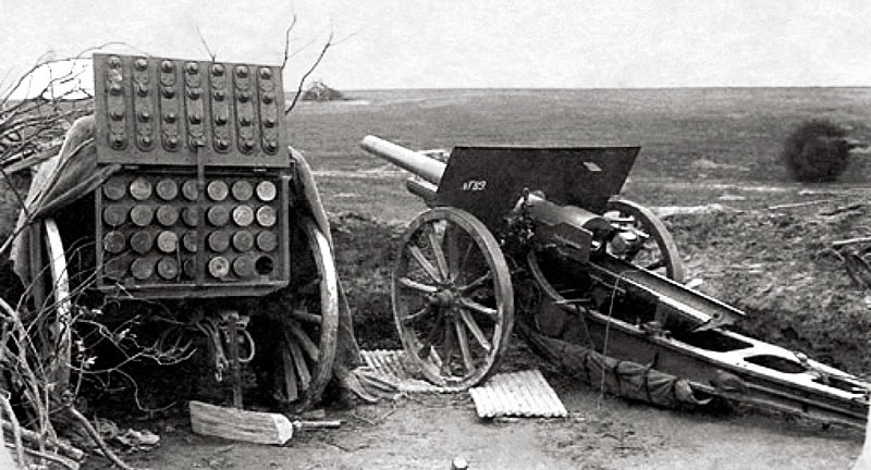 Вид на 42-линейную пушку с казенной части. Слева – зарядный ящик. Ковельское направление, 1916 г. Фото взято из открытых источников