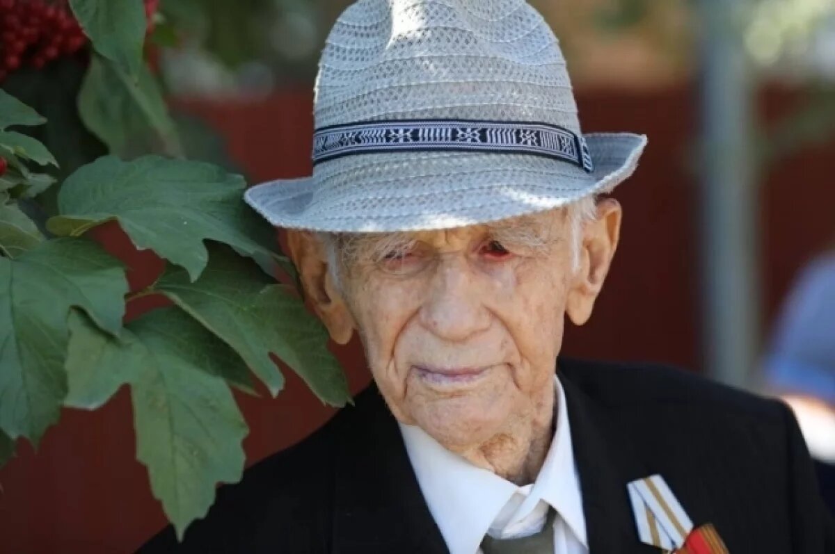    Губернатор поздравил со 102-летием ветерана ВОВ из Ленинградского округа