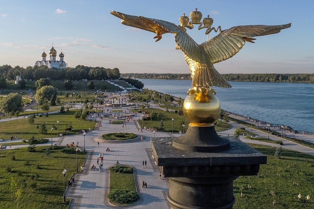   Золотой орел на памятнике 1000-летию Ярославля на стрелке Волги и Которосли в Ярославле. / Алексей Куденко/ РИА Новости