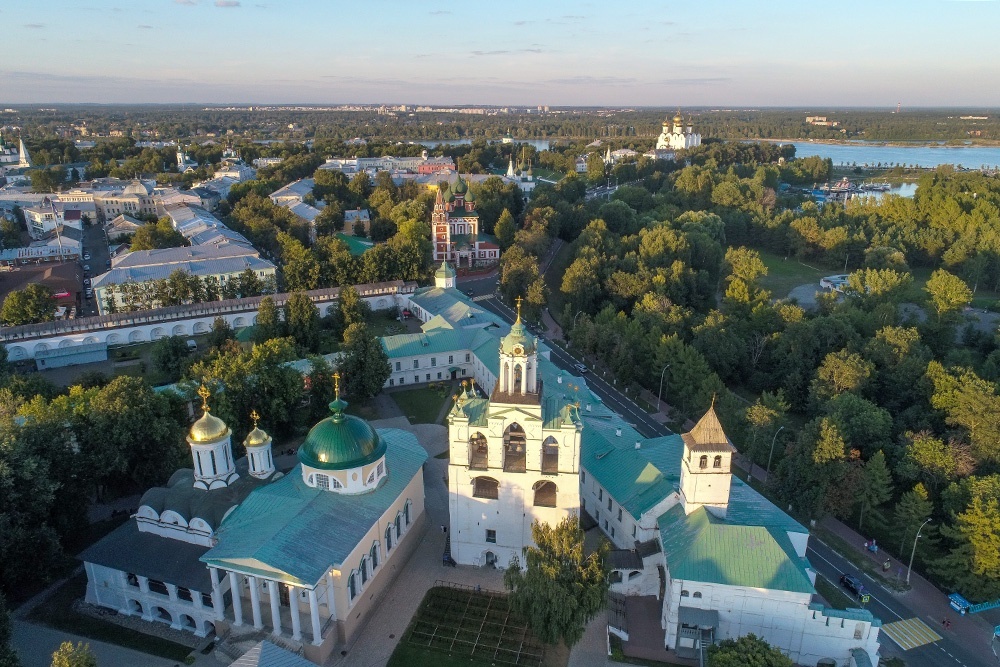    Звонница Спасо-Преображенского монастыря (в центре) и Преображенский собор XVI века (слева). / Фото: Алексей Куденко/ РИА Новости