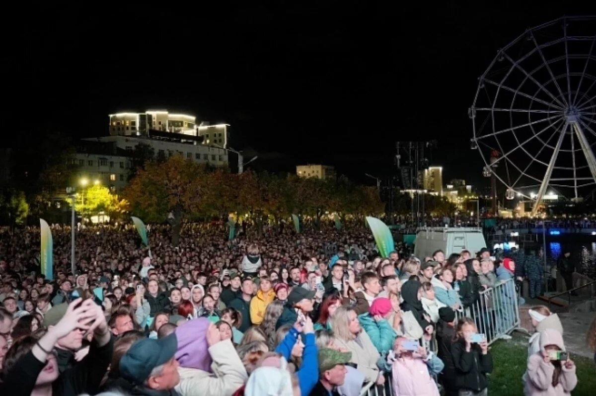    Люди ждали открытия светомузыкального фонтана всё лето.