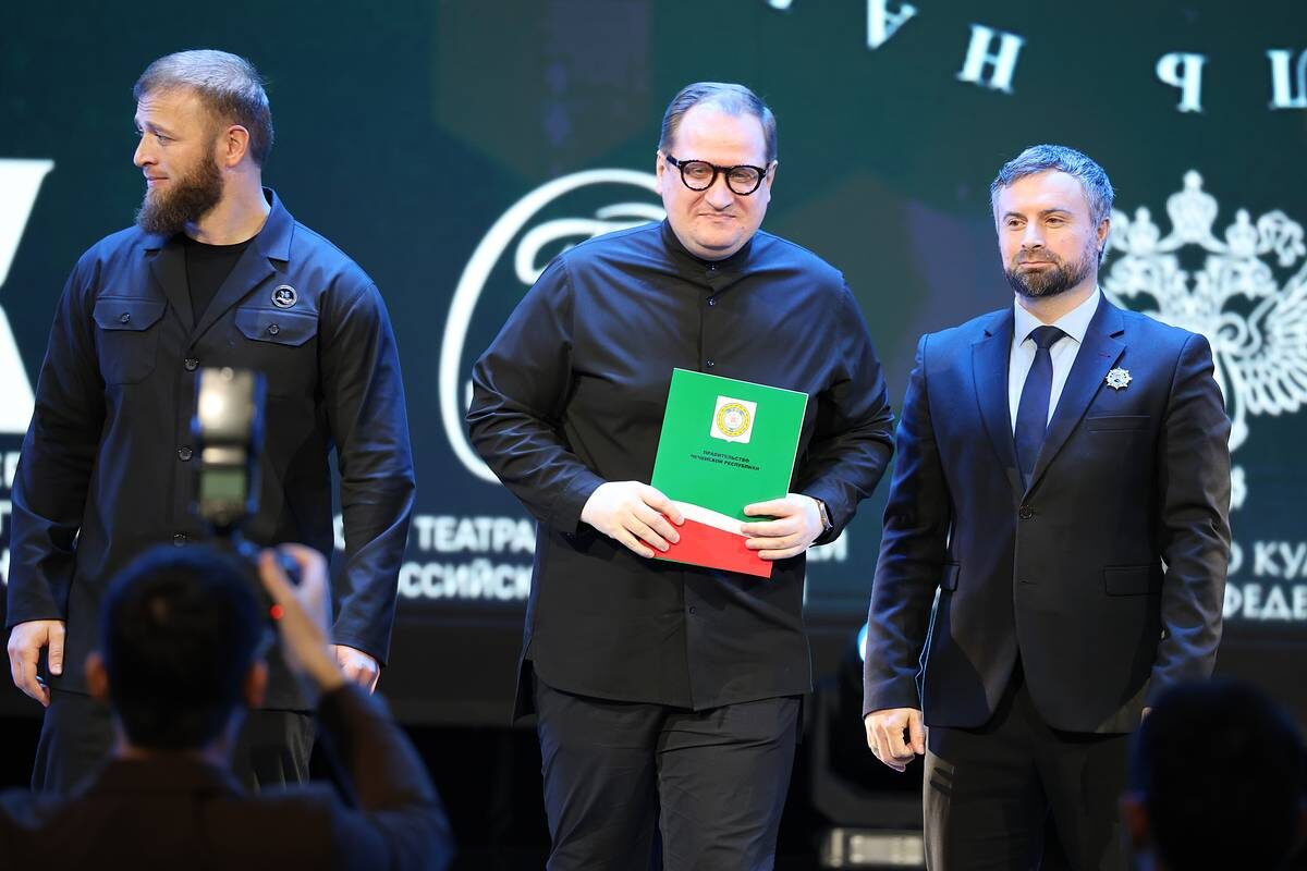 Андрей Борисов (в центре)