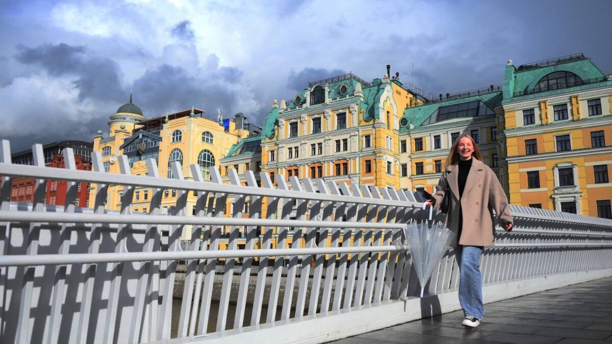    Москвичка Ирина Блинова на пешеходном мосту через Водоотводный канал / Фото: Пелагия Замятина / Вечерняя Москва