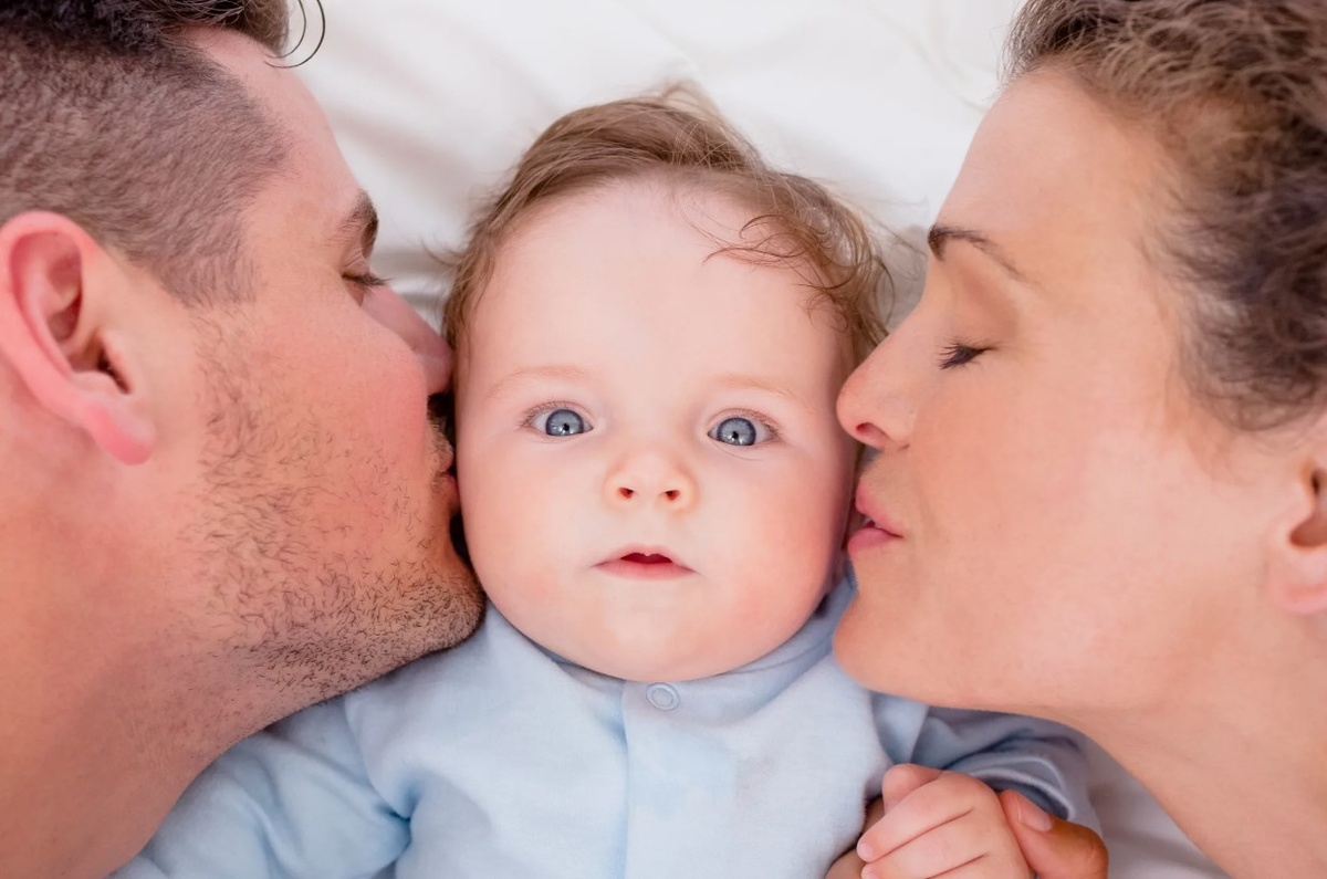 Взгляд повелителя, обнаружившего, что его власть безоговорочно признана с двух фронтов одновременно.