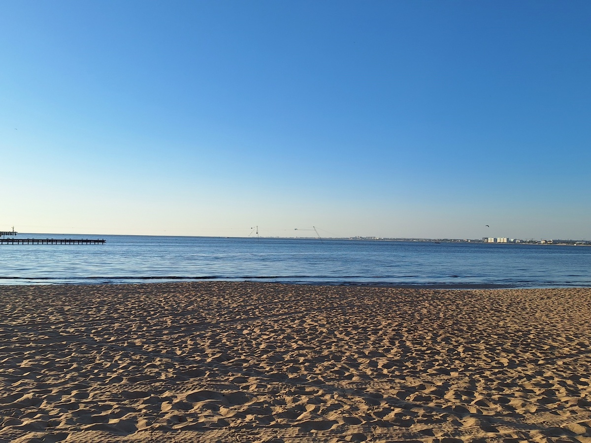 Вечерний пляж в Анапе недалеко от морского вокзала. В августе обычно тут не протолкнуться