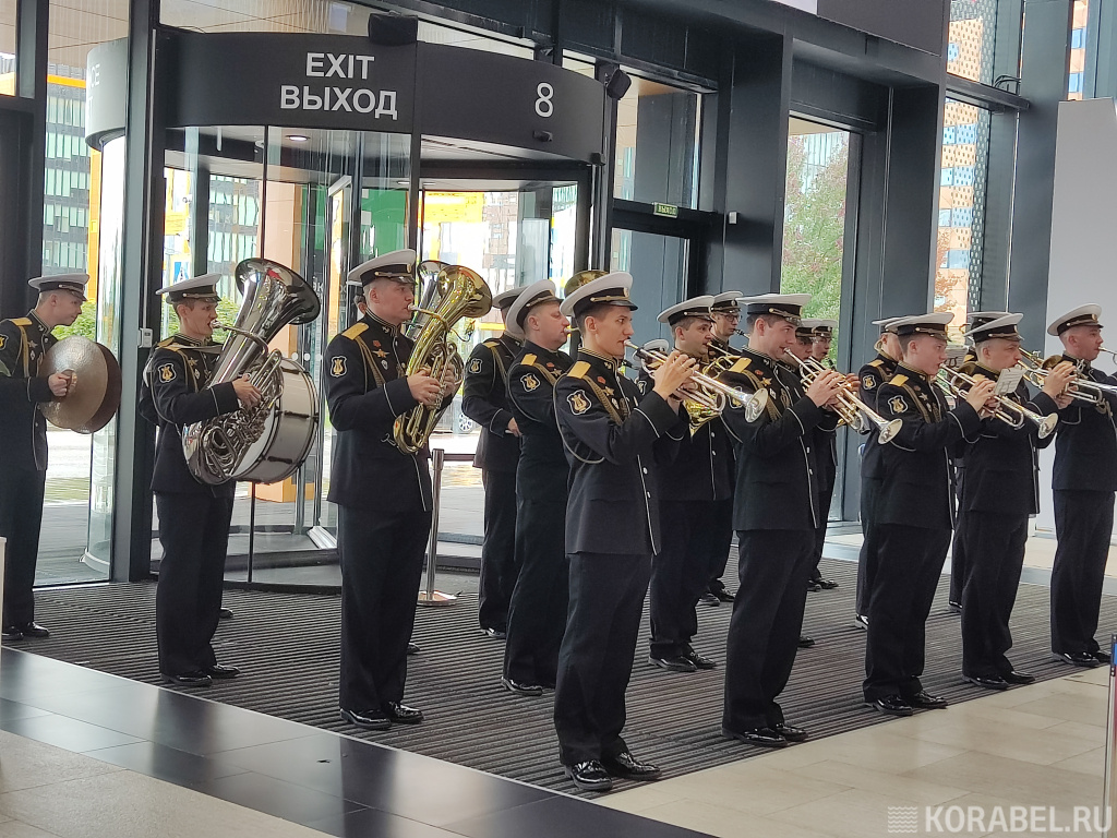 Открытие "НЕВЫ 2025" проходило под торжественную музыку / Фото: Корабел.ру  📷
