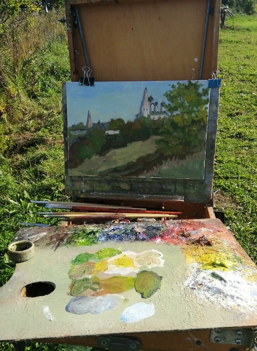 Обратите внимание на организацию палитры: краски упорядоченно располагаются по краям, и в центре свободная рабочая область.