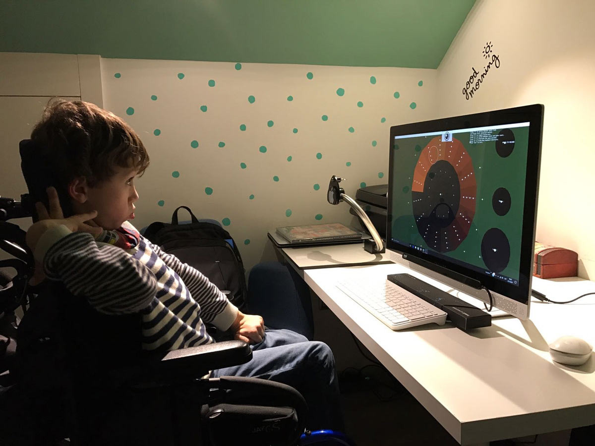 Айтрекер с программой. Источник: https://eyeharp.org/