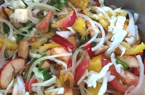 вариант охотничьего салата с яблоками