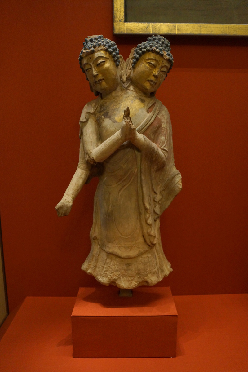 Двухголовый Будда. Хара-Хото, XIII-XIV вв. Глина, золочение, краска. Высота - 62 см. Государственный Эрмитаж, Санкт-Петербург. Учётный номер: ХХ-2296. Эл. ресурс URL: https://collections.hermitage.ru/entity/OBJECT/477098?fundcoll=1420515291&index=2 Фотография автора