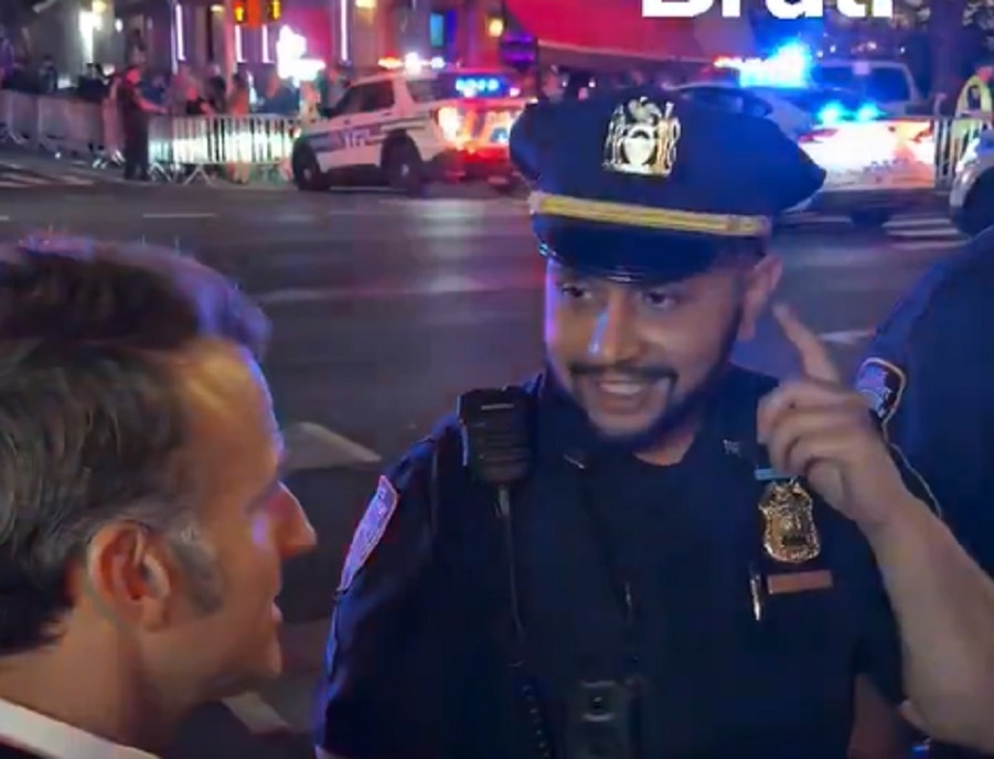   Полицейский сам откровенно издевается над президентом Франции. Фото: соцсети