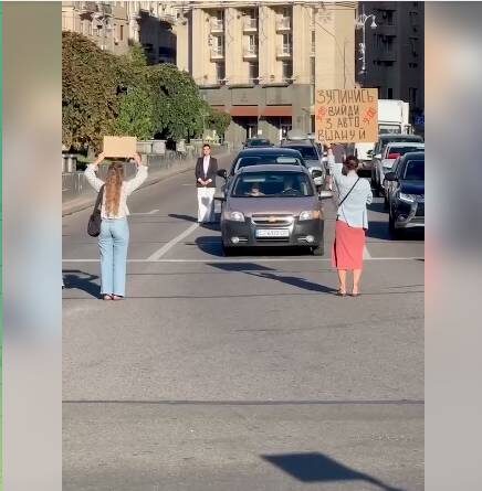   На Крещатике остановили движение. Молчат. Фото: стоп-кадр видео в соцсетях