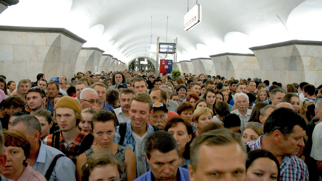 Источник: https://ug.tsargrad.tv/news/v-tesnote-i-obide-sboj-v-moskovskom-metro-zaper-ljudej-v-vagonah_114455