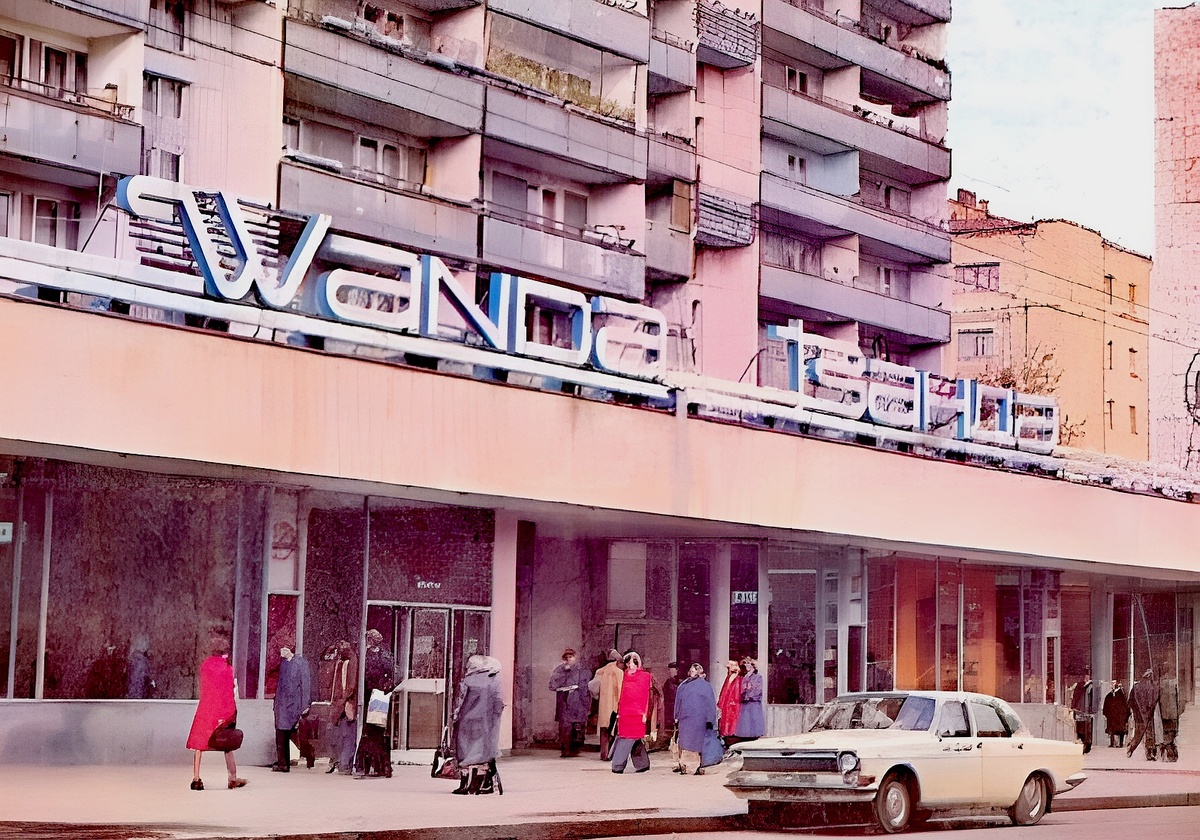 Куда часами стояли в очередях столичные модники и модницы?