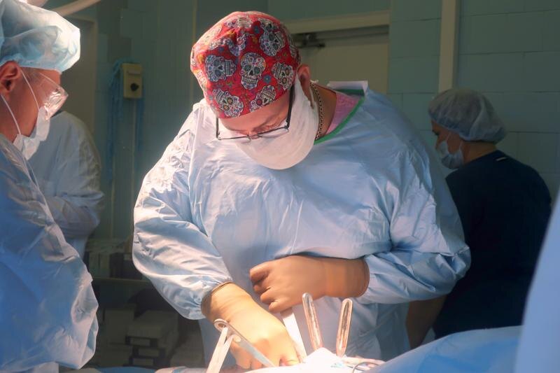    Пресс-служба минздрава Свердловской области. Врач во время операции