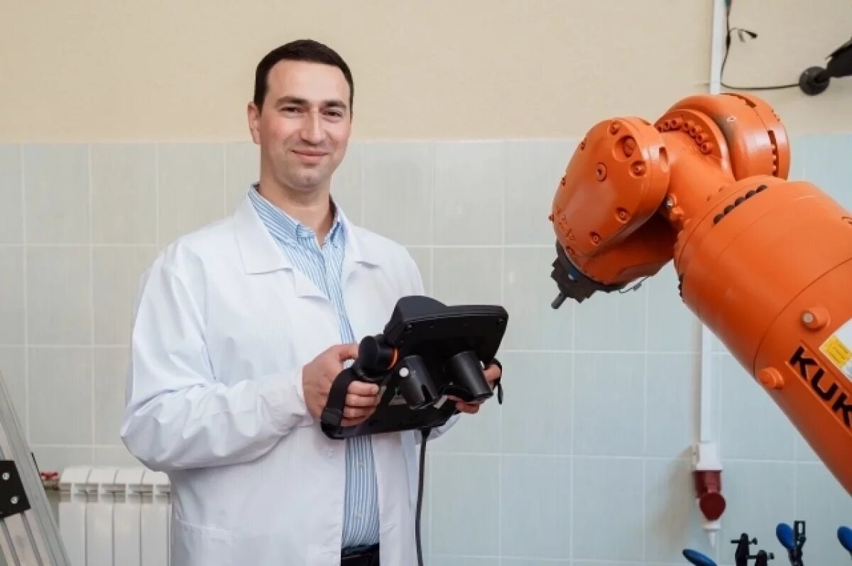    Александр Кузин в лаборатории.