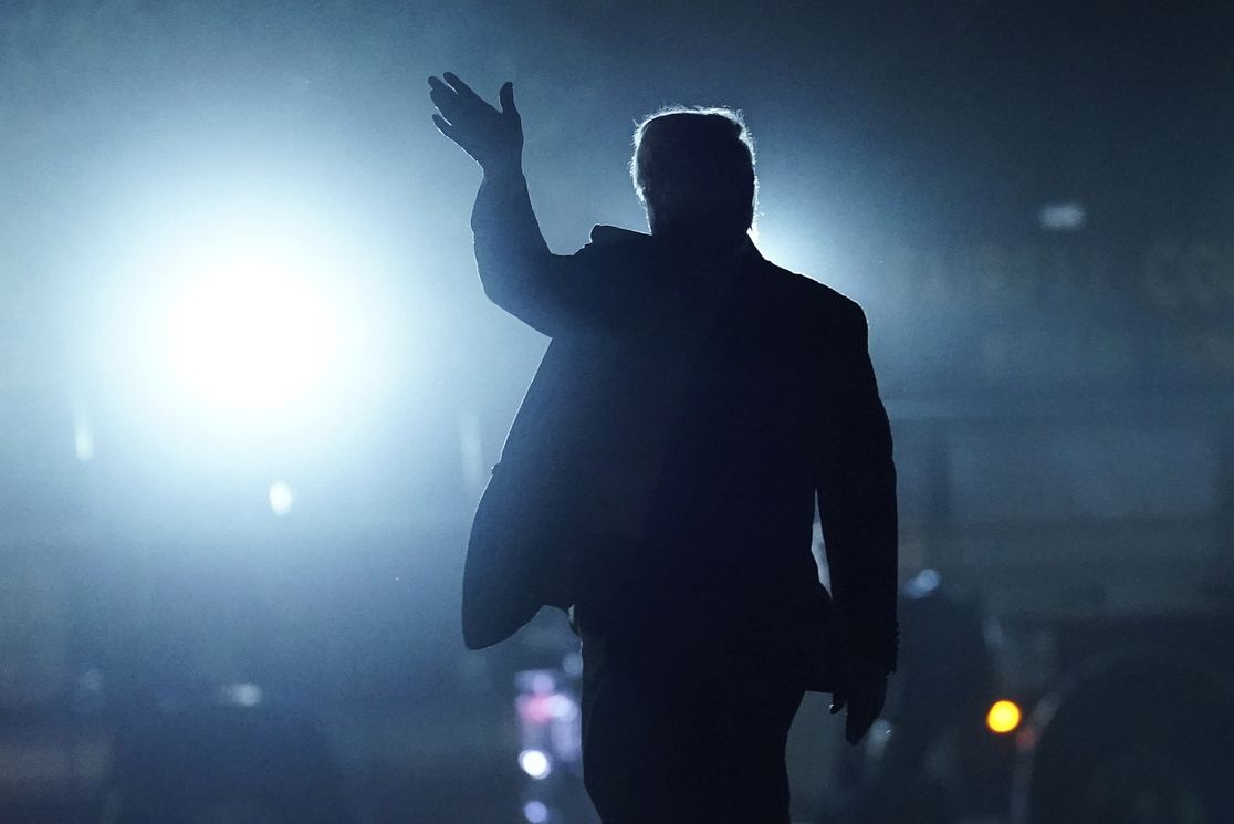 Президент Трамп поднимается на борт Marine One после ужина в поместье Джорджа Вашингтона в Маунт-Верноне, штат Вирджиния, в субботу. Фото: Хосе Луис Магана/AP.