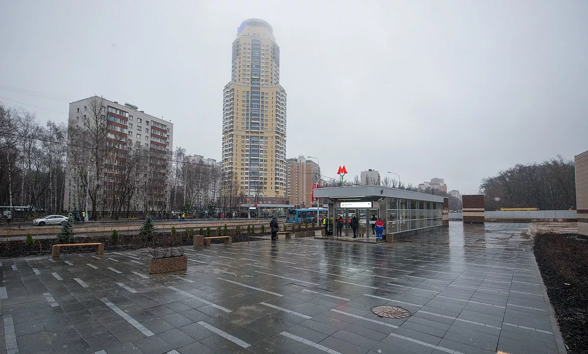Источник: https://en.wikipedia.org/wiki/File:Khovrino_(Moscow_Metro),_entrance_square.jpg