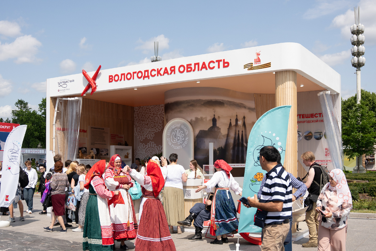 На стенде Вологодской области на форуме "Путешествуй!" были представлены мастер-классы по плетению кружева, по резьбе и росписи по дереву и т.д.