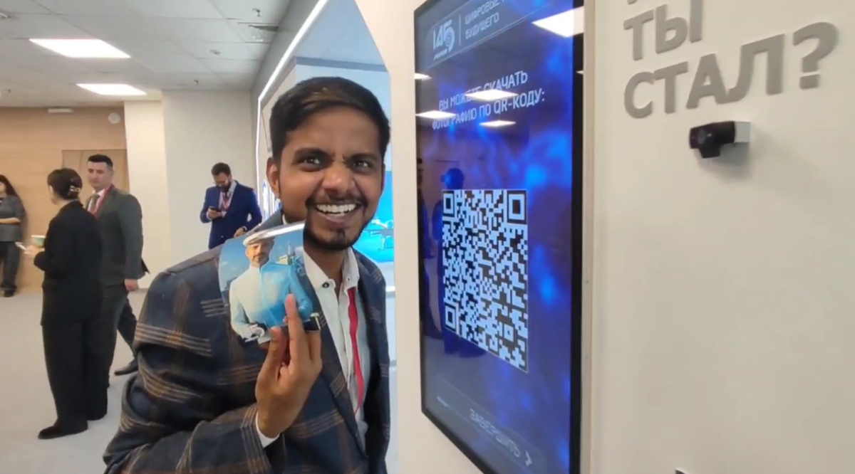 На интерактивной панели на стенде "Росатома" можно было представить себя в роли специалиста по поддержке нейросетей, оператора БПЛА, капитана автономного флота или архитектора бесшовных логистических сетей. Искусственный интеллект генерирует изображения по фотографии.
