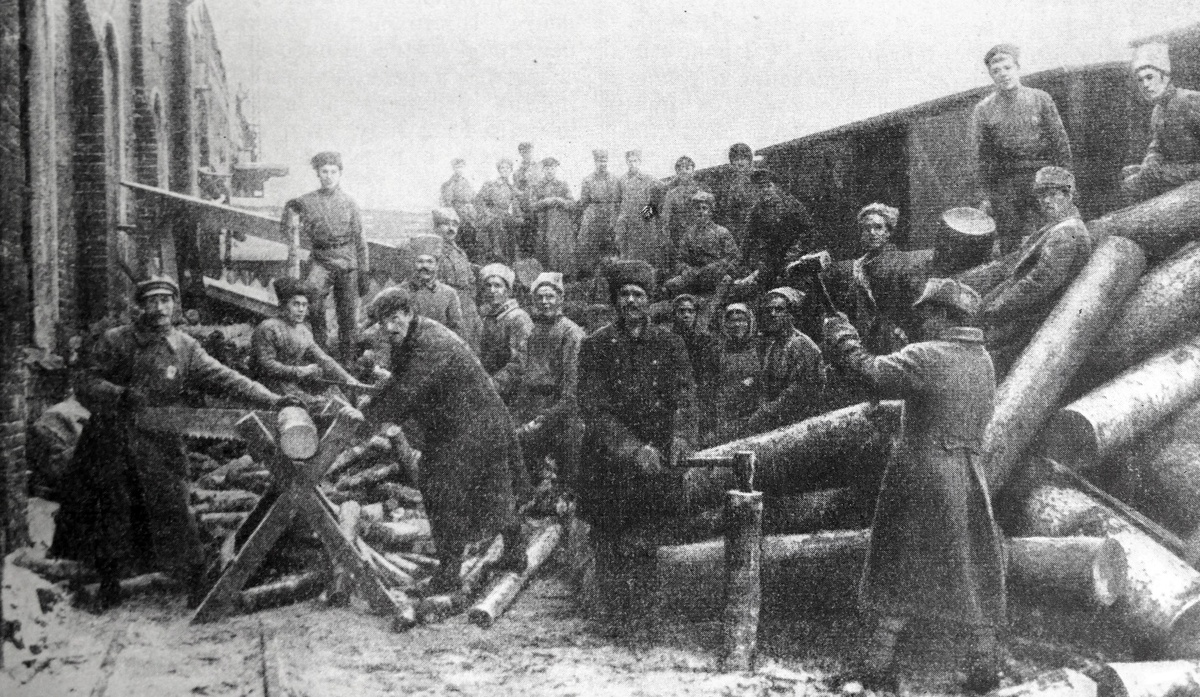     Фото: Universal History Archive/UIG Art and History/East News Коммунистический субботник на Казанском вокзале. Москва, 10 мая 1919 года. Субботники и воскресники — дни добровольной бесплатной работы в выходные дни после Октябрьской революции