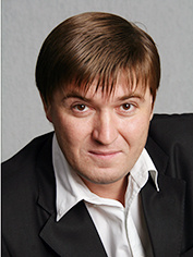 СПРАВКА. Евгений Семёнов родился 9 сентября 1975 года в Михалёве Ивановского района. Заслуженный артист России. В 1998-м окончил актерское отделение областного училища культуры, в 2005-м – Ярославский театральный институт. В труппе Ивановского драматического театра с 1996 года. Лауреат областной премии имени Льва Раскатова, городской премии "Триумф" за вклад в развитие культуры и искусства. Известен ивановскому зрителю по таким ролям, как Губернатор ("Мертвые души"), Дикой ("Гроза"), Яша Бадхен ("Баллада Инвалидной улицы"), Фигаро ("Безумный день, или Женитьба Фигаро"), Хлестаков ("Ревизор"), Робер ("Боинг-Боинг"), Карлсон ("Малыш и Карлсон").