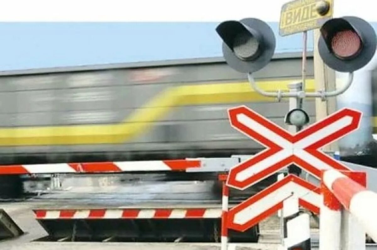    Под Самарой на железнодорожном переезде грузовик попал под поезд