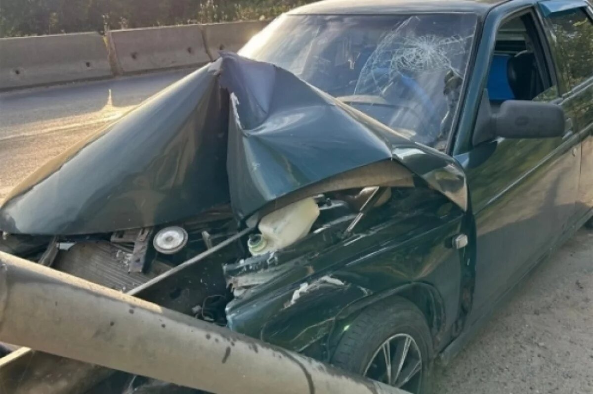    В Тверской области пьяная девушка угнала автомобиль и врезалась в столб