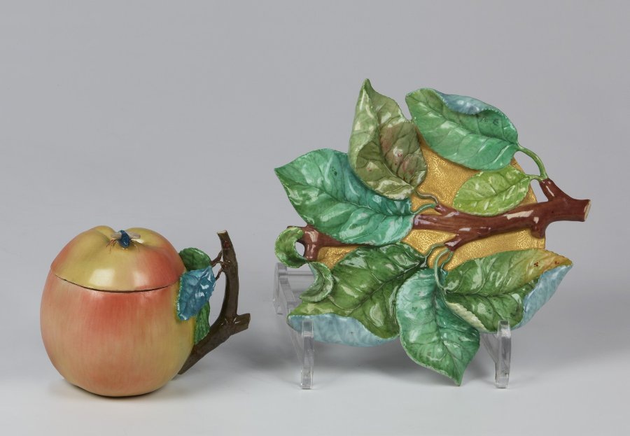 Фарфоровая чайная пара (чашка с крышкой в виде яблока и блюдце-«листик»), 1855-1881 годы, Императорский фарфоровый завод. (©) Государственный Эрмитаж