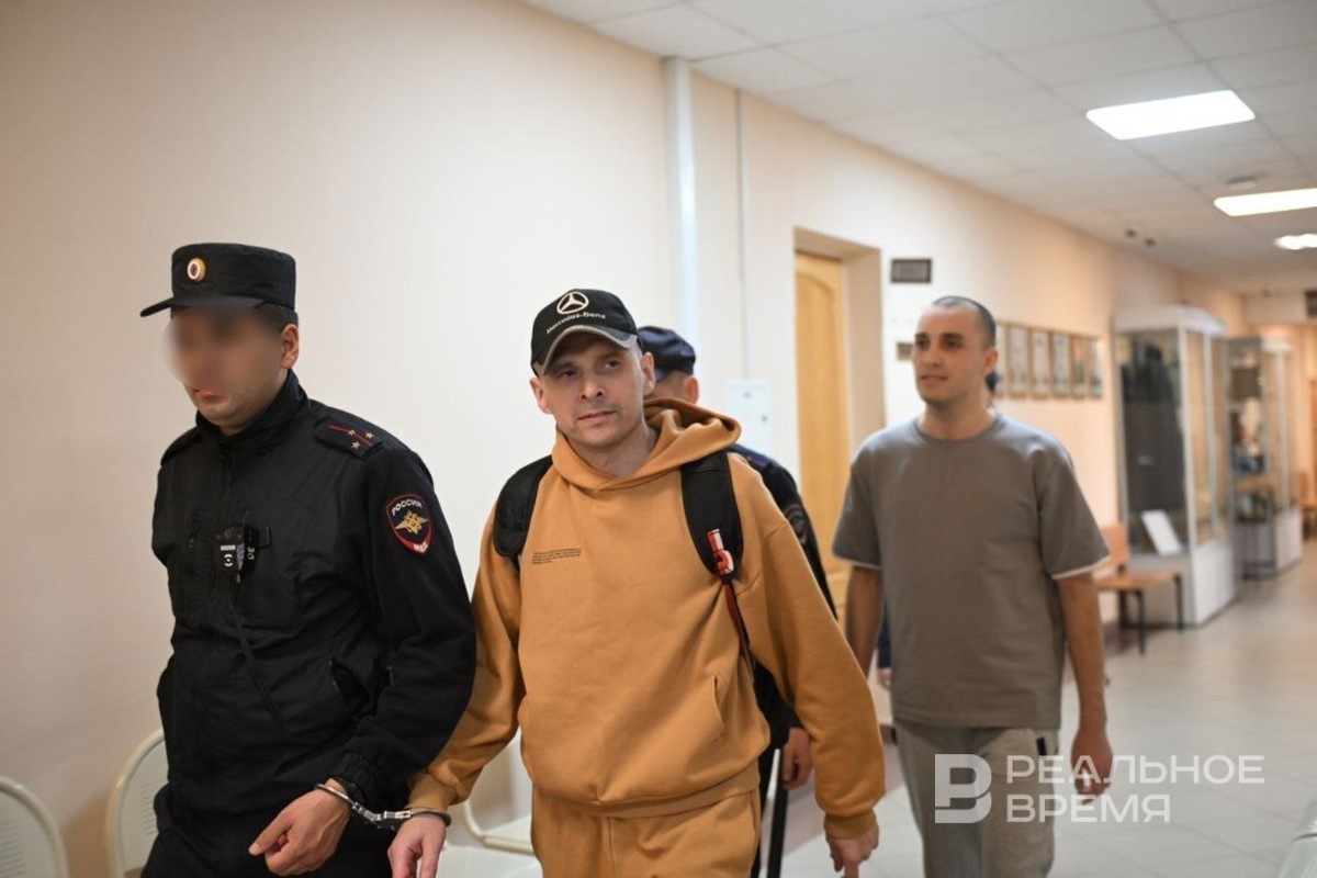    Сегодня обвиняемых (на снимке — Андрей Лобанов и Азат Насыбуллин) доставили вовремя. Динар Фатыхов / realnoevremya.ru