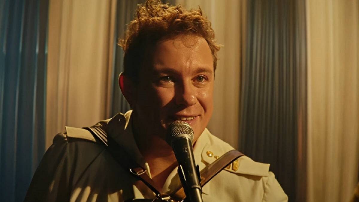    Кадр из кинофильма «Сектор Газа», в роли рок-музыканта Юрия Хоя актер Никита Кологривый