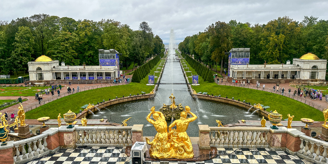 Петергоф: от танцев под дождём до вечернего спектакля