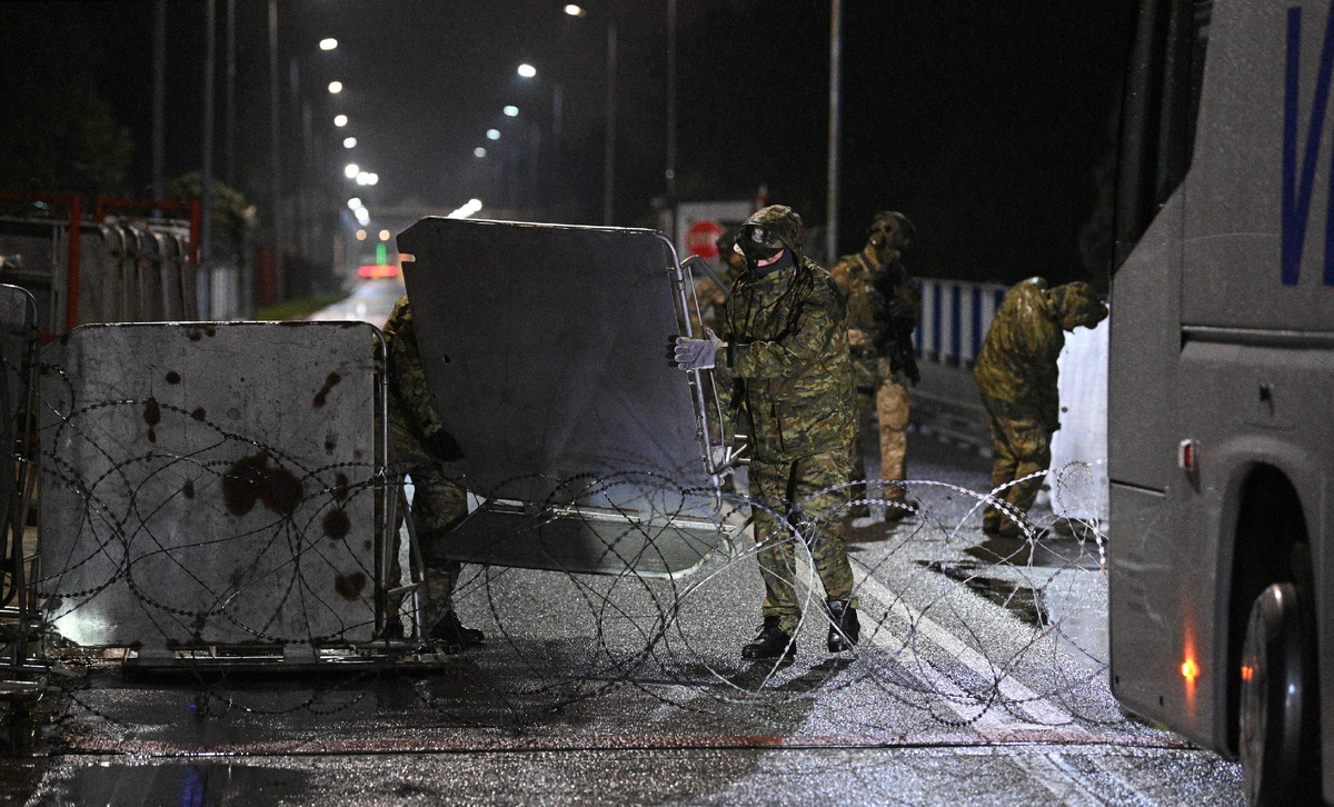 Польские пограничники ставят заграждение на границе с Беларусью © Sputnik