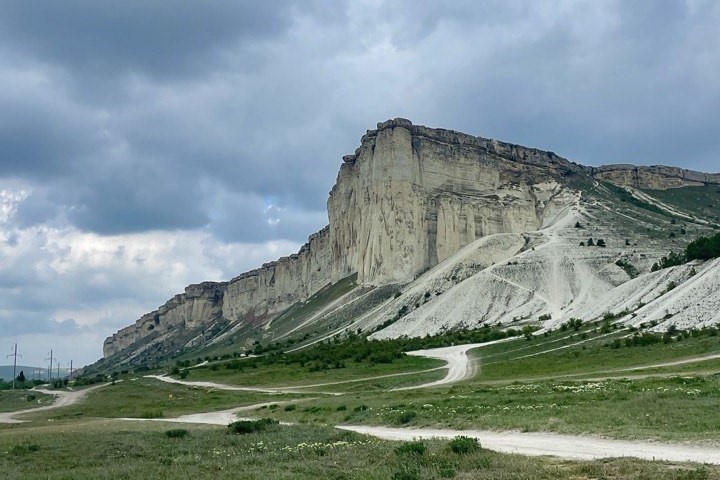 Белая скала Ак-Кая (с крымскотатарского языка «ак» означает «белый», «кая» — «скала»)