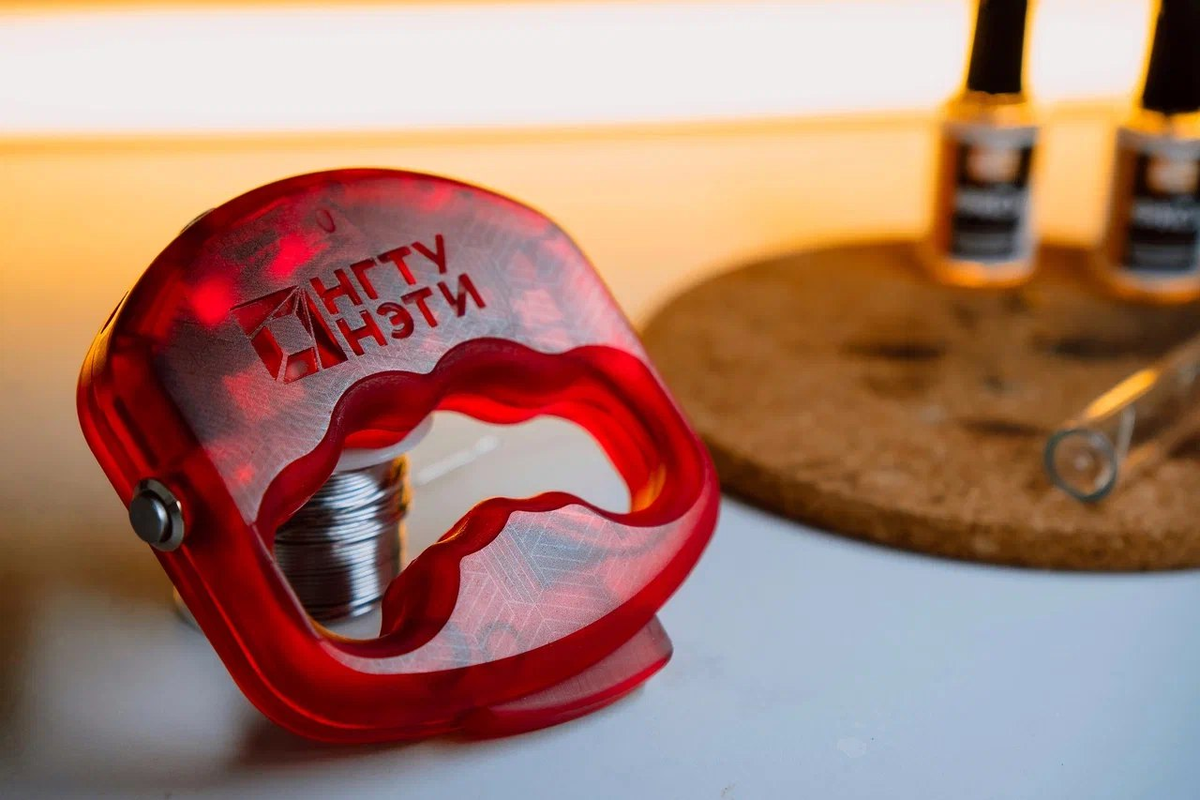 Такой аксессуар удобно носить — он компактный и подсказывает о препятствиях слабовидящим не только на земле, но и в воздухе