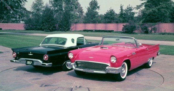 Хотя оригинальные двухместные Thunderbird 1955–1957 годов внешне похожи, есть несколько заметных отличий, которые позволяют легко идентифицировать их по году выпуска.
