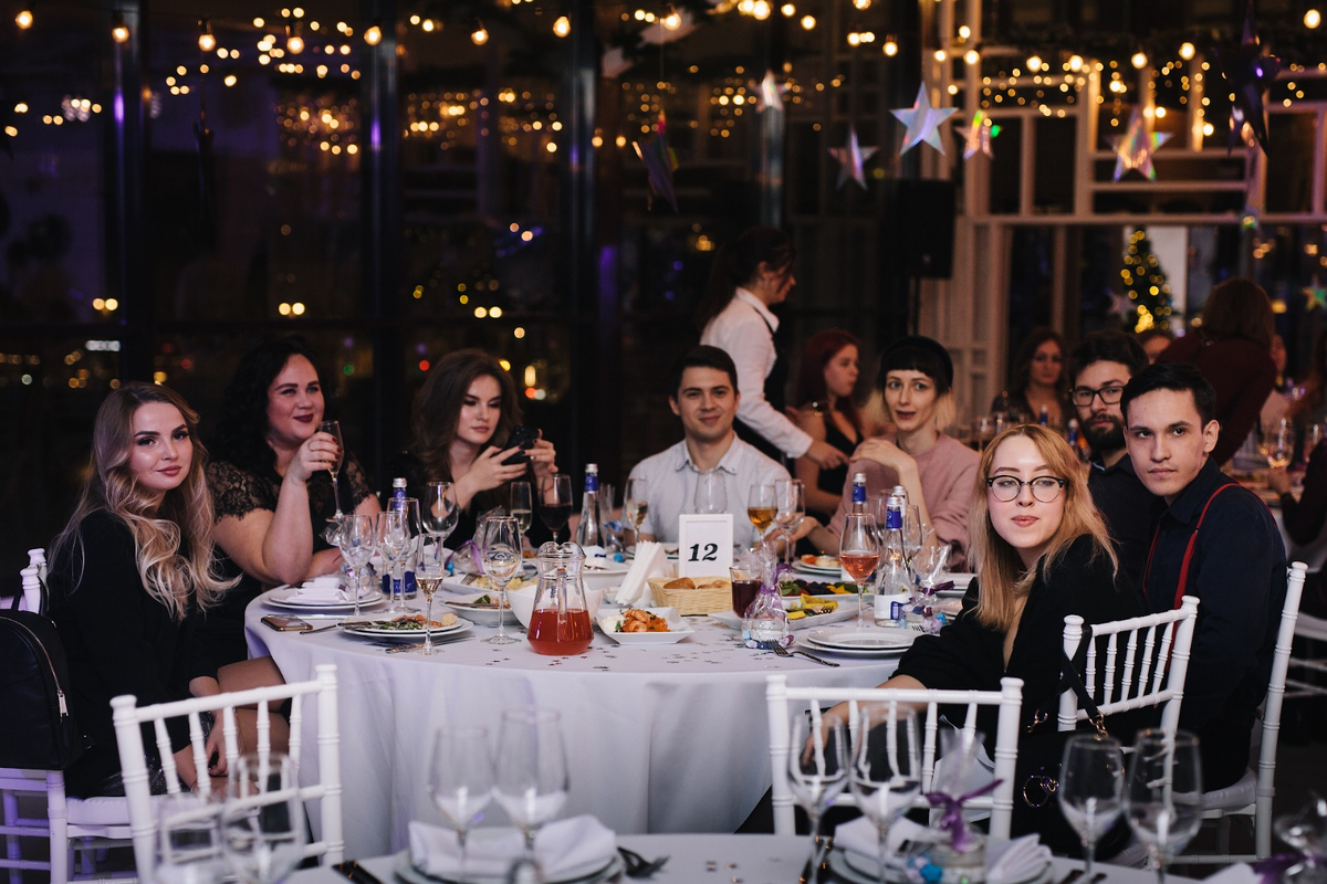 Наш банкетный зал "White" вмещает до 350 гостей, что позволит разместиться даже большой компанией