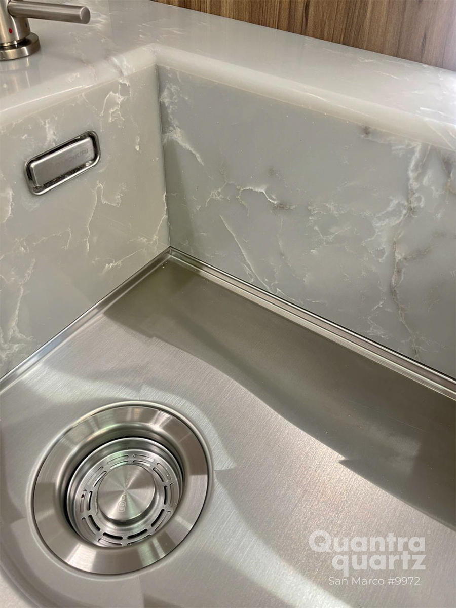 Интегрированная мойка из кварца San Marco (Quantra quartz) с металлическим дном.