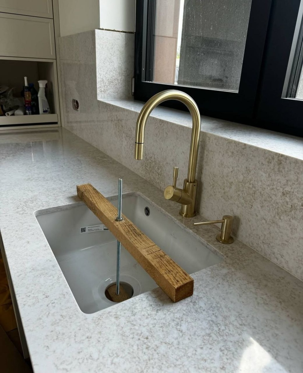 Мойка нижнего монтажа в каменной столешнице Country Rose (Technistone)